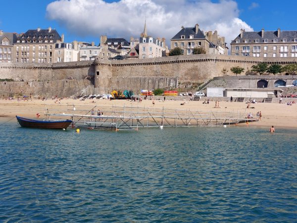 Echafaudage installé à la piscine d'eau de mer de Bon Secours à Saint Malo